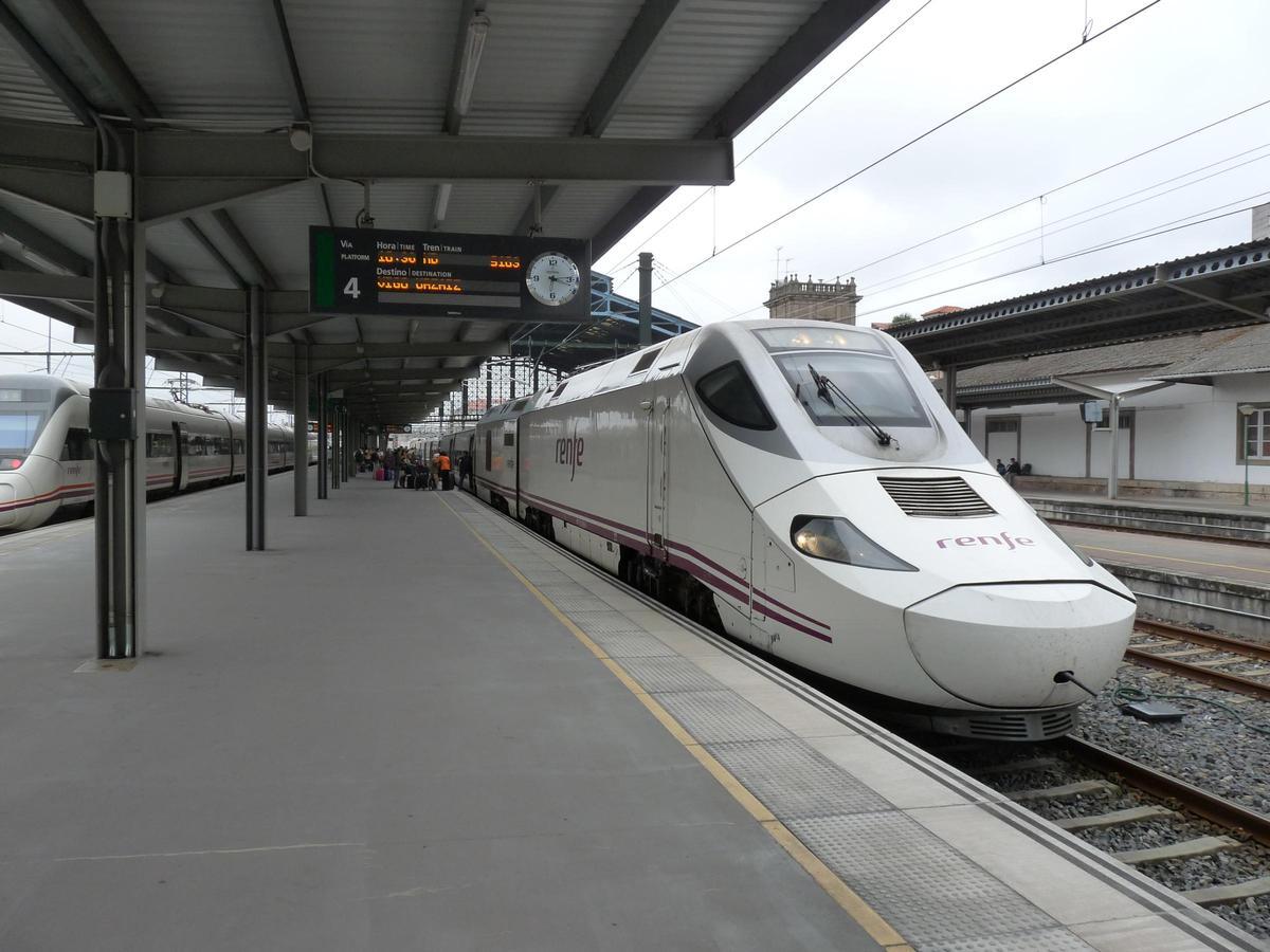 Un tren de alta velocidad en la estación de ferrocarril de Santiago de Compostela