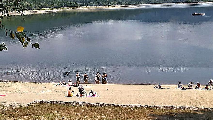 Bañistas en la playa fluvial de Mugueimes.  | // IÑAKI OSORIO