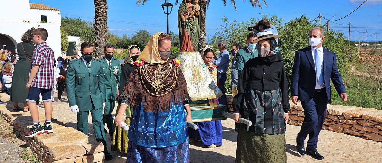 La fiesta del Pilar de la Mola recuperó los espacios públicos, con la procesión, el ‘ball pagès’ y la música, por la noche,  para celebrar la patrona de la localidad. | C.C.