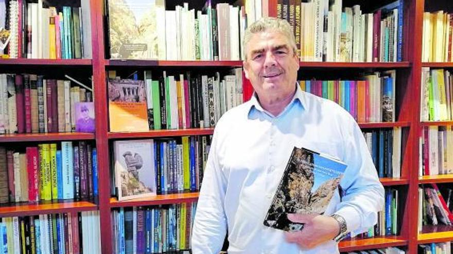 El escritor malagueño, con la edición especial de ‘El Desfiladero de los Gaitanes’, en un rincón de su biblioteca.