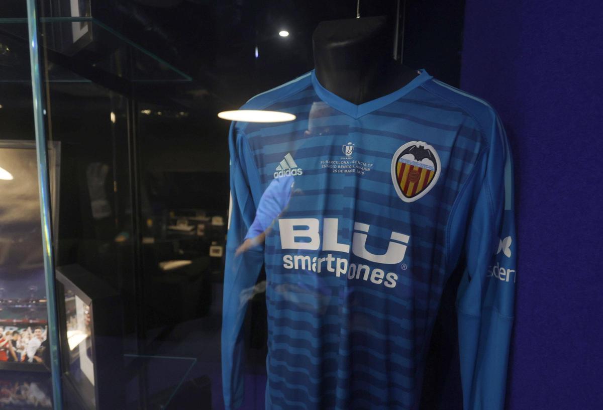 La camiseta con la que Jaume ganó la final de Copa de 2019, en su casa de Almenara.