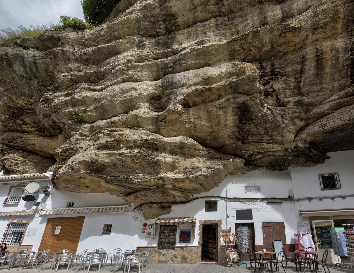 El pueblo que está construido bajo las piedras.