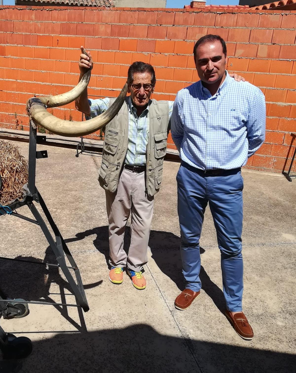 Vázquez y Juncal, junto al carretón con el que entrenaban la suerte suprema. | CEDIDA.
