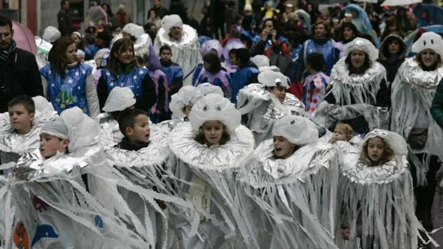 Las «medusas» del Colegio Quirinal, durante la salida del desfile en la plaza de España para iniciar el recorrido hasta el polideportivo. | mara villamuza