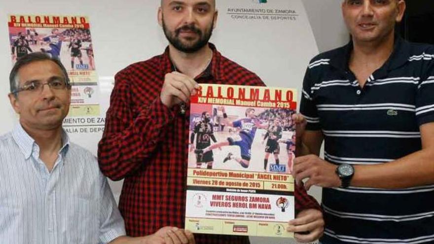 Responsables del club y del Ayuntamiento muestran el cartel del memorial.