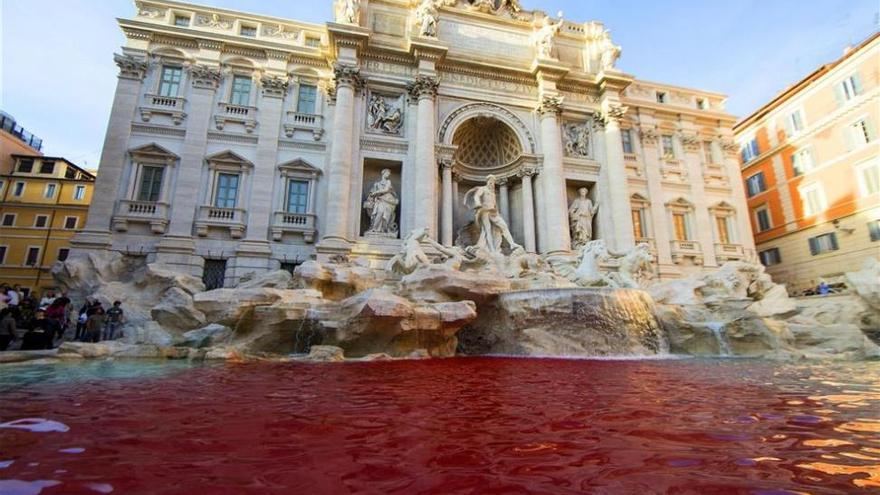 Detienen a un hombre por teñir de rojo la Fontana di Trevi de Roma