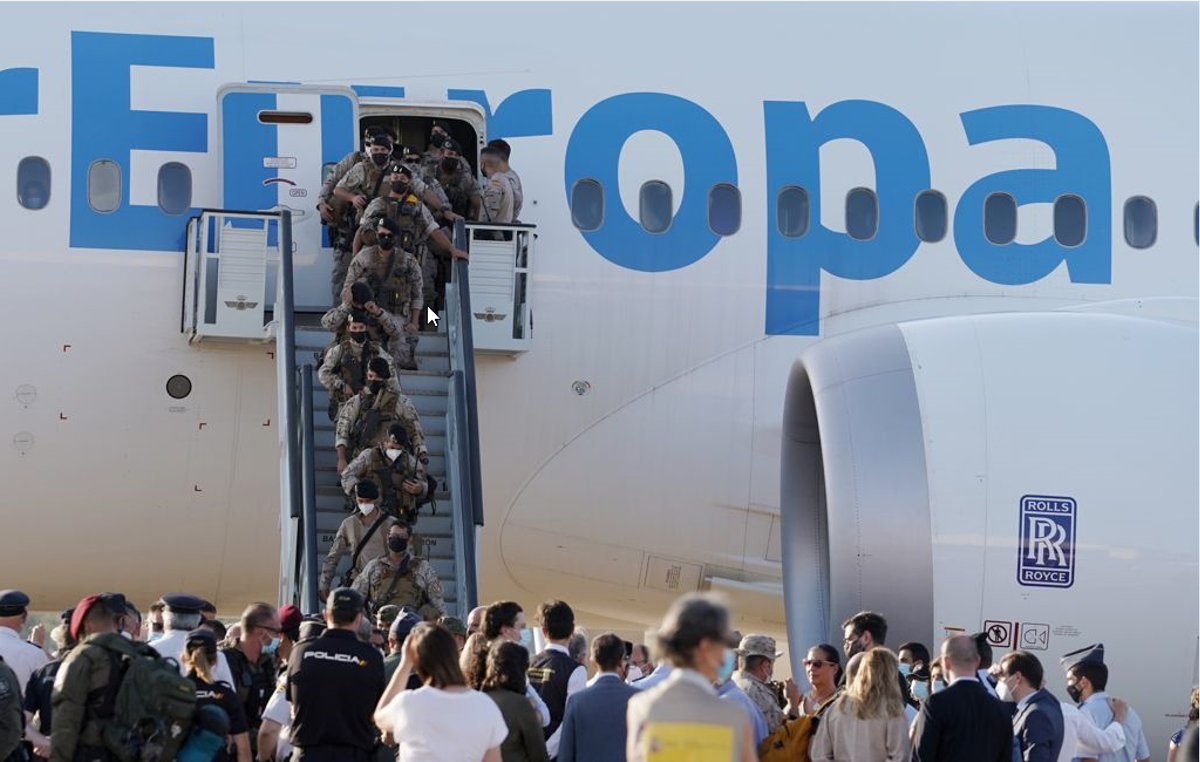 Fin de la evacuación de afganos. Llegada a Torrejón de militares y refugiados.