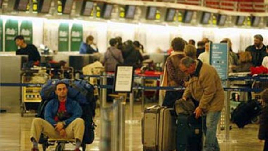 Miles de pasajeros siguen atrapados en Barajas