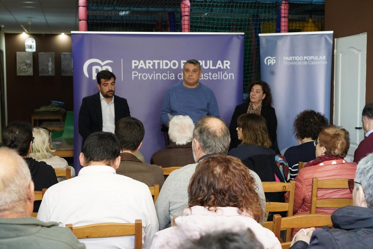 Marisa Torlà en Borriol, durante una asamblea sobre el centro de día.