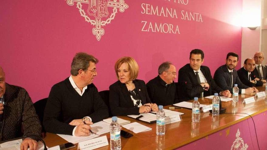 Rufo Martínez de Paz (hablando con la presidenta), sustituye a Juan Antonio Haedo como secretario de la Junta pro Semana Santa.