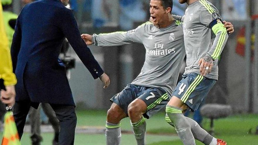 Cristiano i Ramos corren a abraçar-se amb Zidane després del primer gol