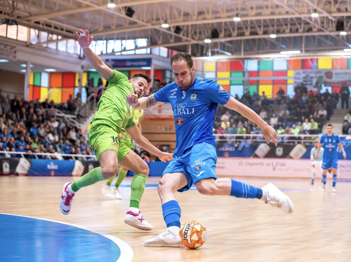 fútbol sala. Valdepeñas - Palma Futsal. Marlon intenta evitar un disparo