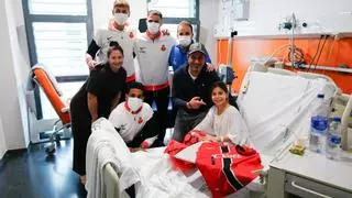 El Mallorca reparte alegría a los más pequeños de Son Espases