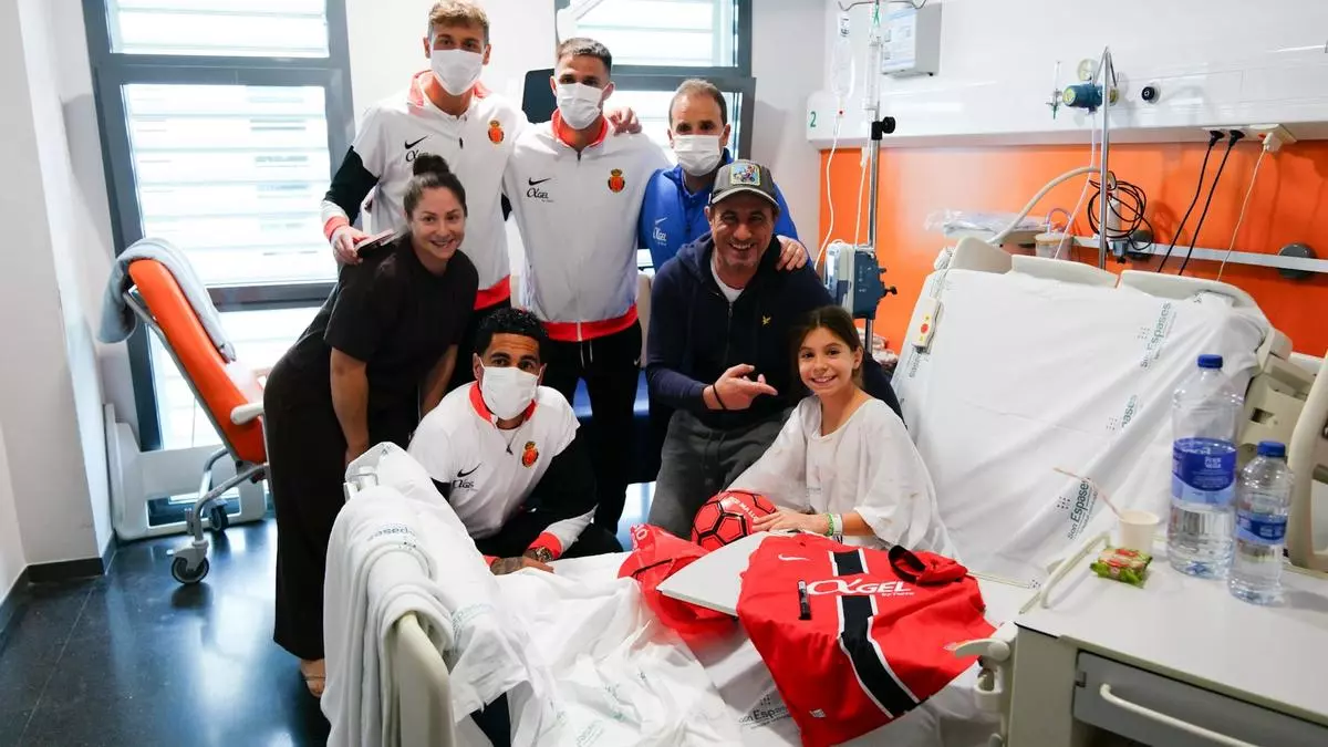 El Mallorca reparte alegría a los más pequeños de Son Espases