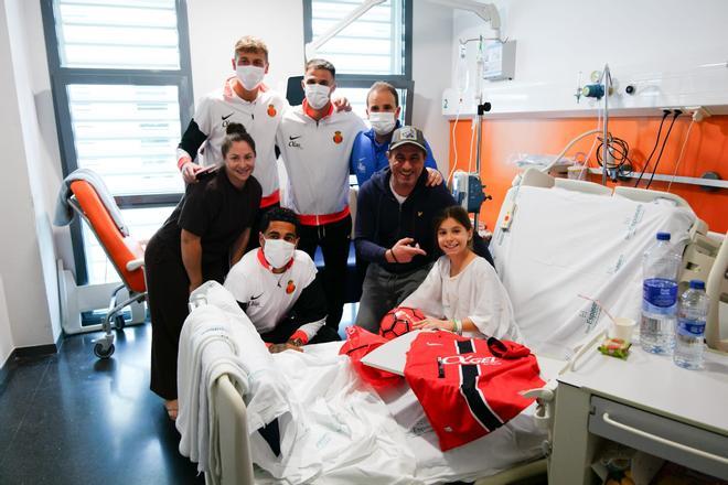 El Mallorca reparte alegría a los más pequeños de Son Espases