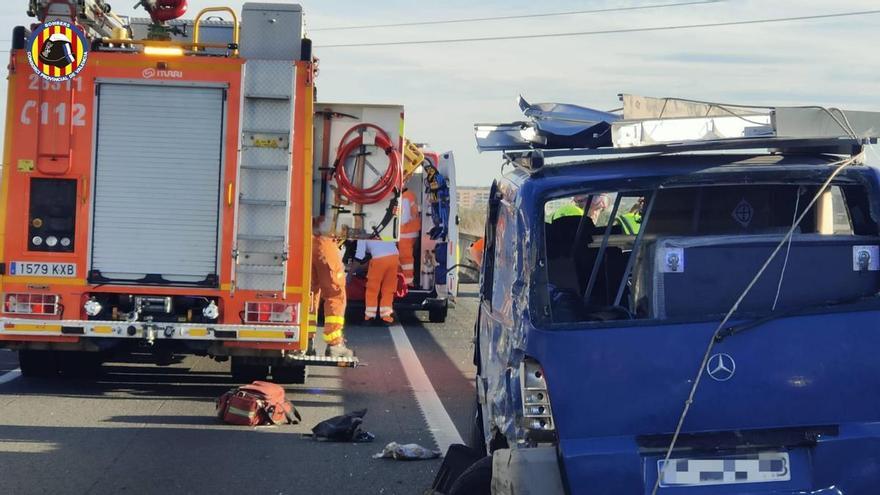 Muere tras ser arrollado por un camión al bajar a cambiar una rueda pinchada en la A-7