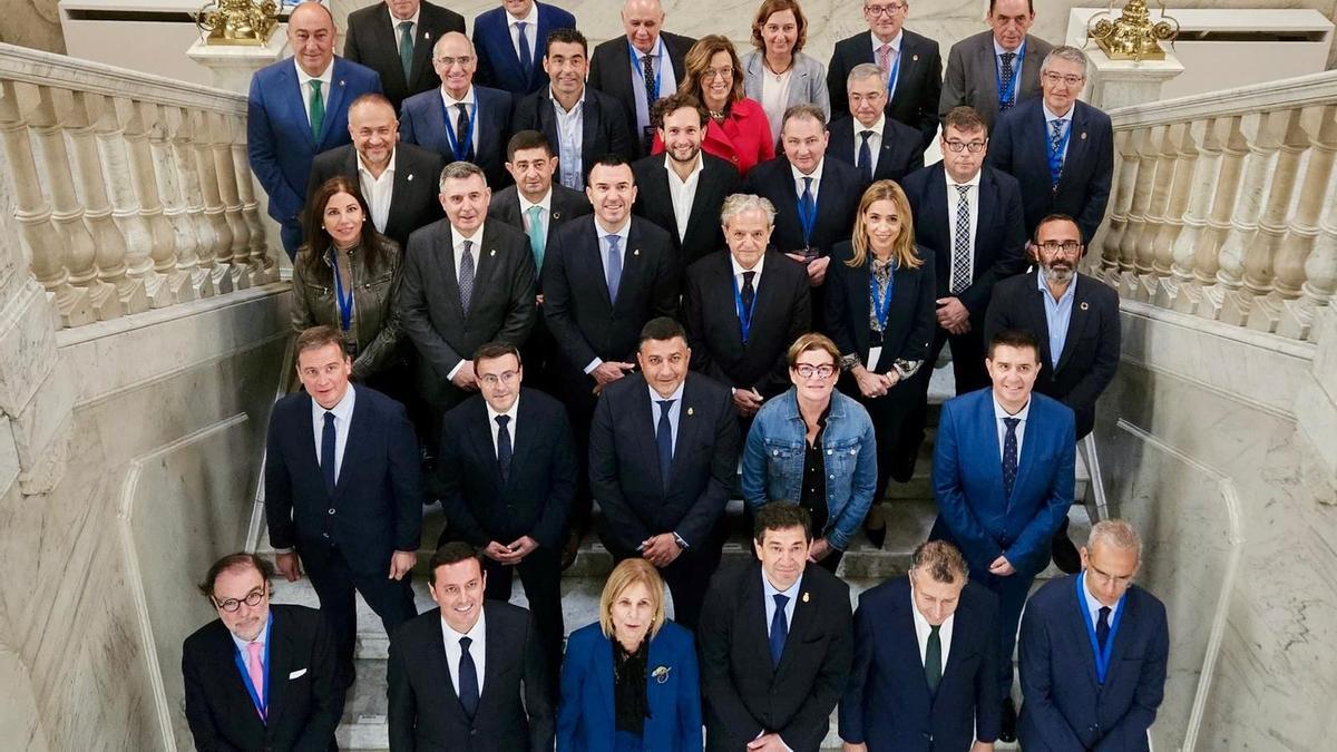 Arriba a la izquierda, Javier Faúndez durante la reunión de la Comisión de Diputaciones, Cabildos y Consells Insulares de la FEMP