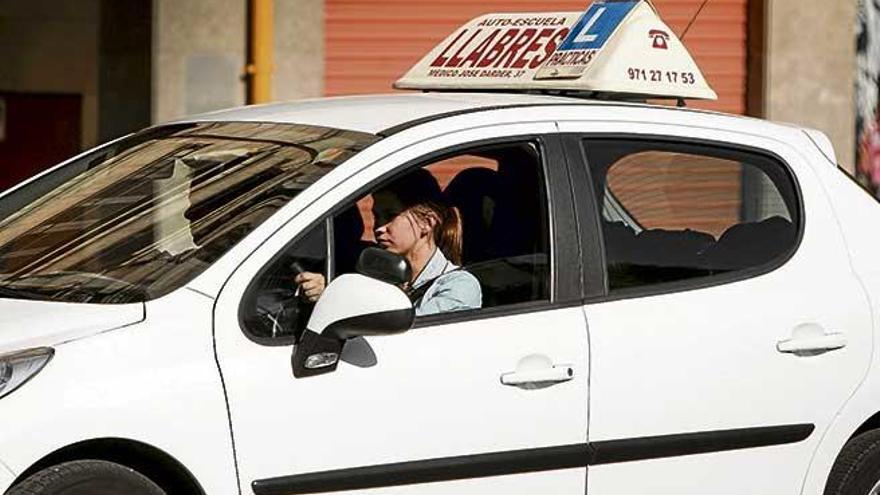 Una joven dando una clase práctica para aprender a conducir.