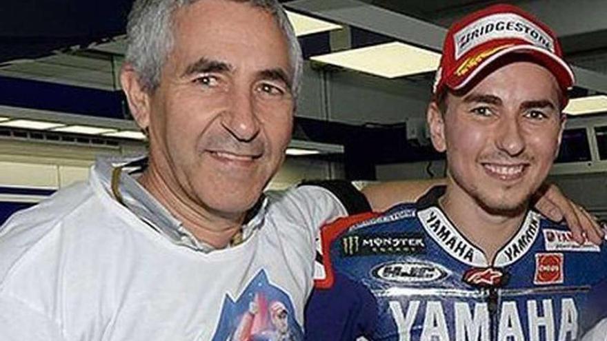 Chicho Lorenzo, junto a su hijo, Jorge Lorenzo, campeón del mundo de MotoGP.