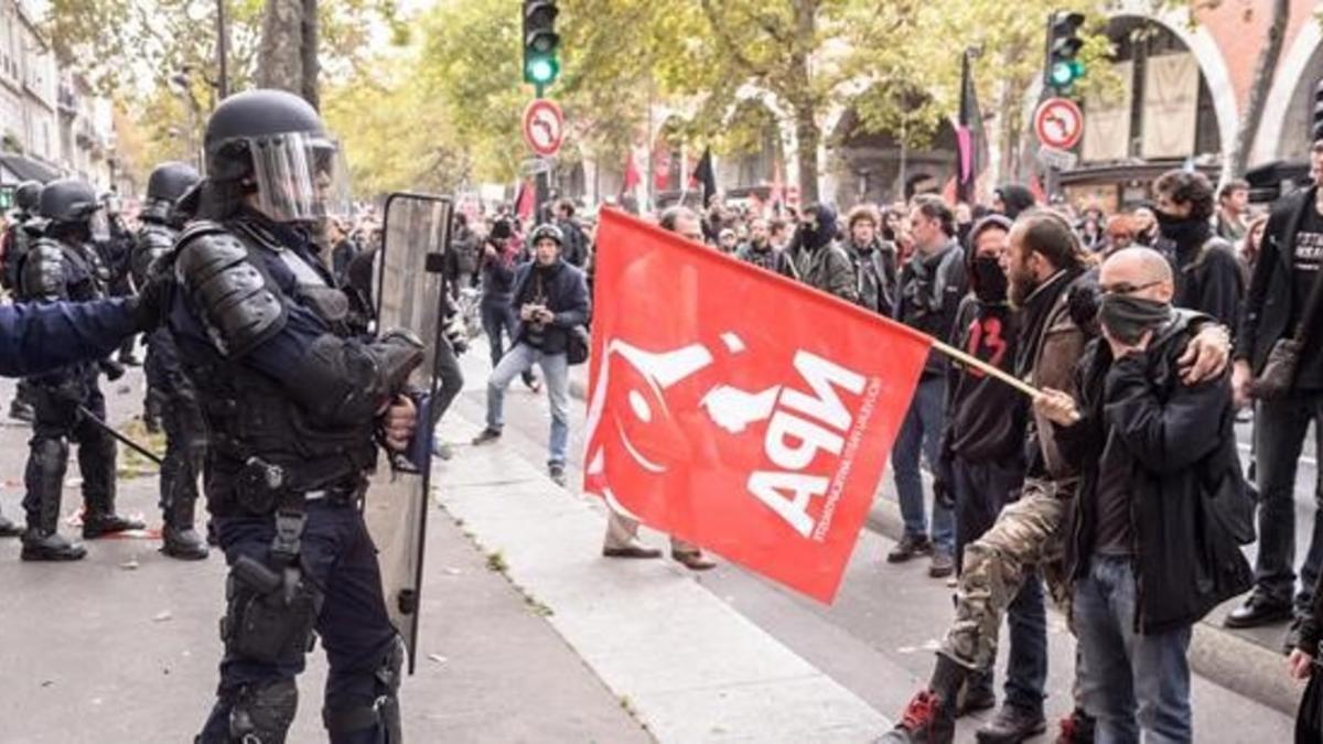 Ciudadanos se enfrentan a miembros de la policia antidisturbios durante una manifestacion en Paris  Francia  hoy  10 de octubre de 2017.