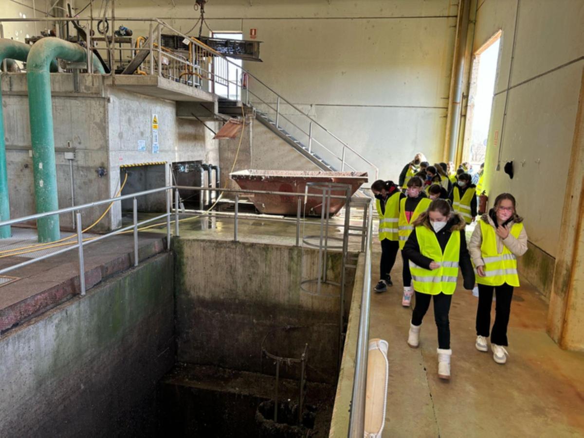 Visita de un grupo de escolares a la EDAR de Benavente.