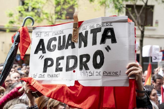 Concentración en Ferraz en apoyo a Pedro Sánchez