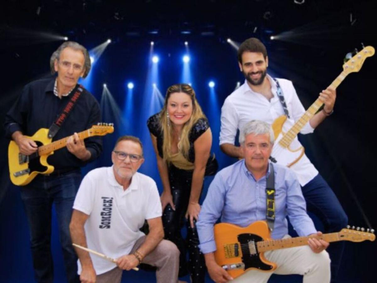 La cantante con la banda SomRock. |
