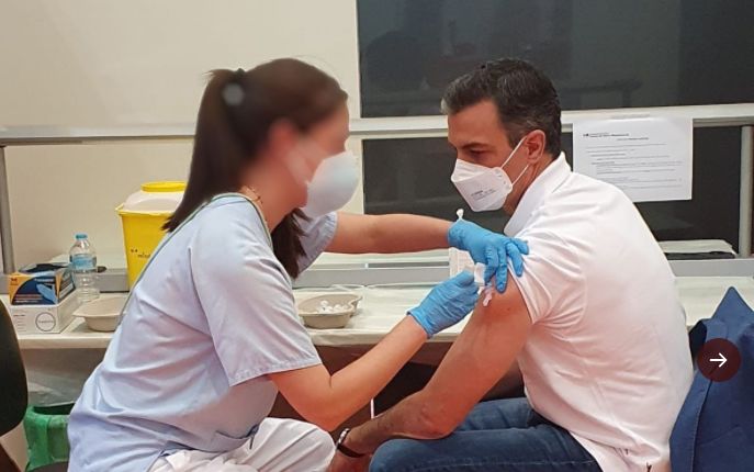 Pedro Sánchez recibe la primera dosis de la vacuna del covid en el Hospital Puerta de Hierro de Madrid.