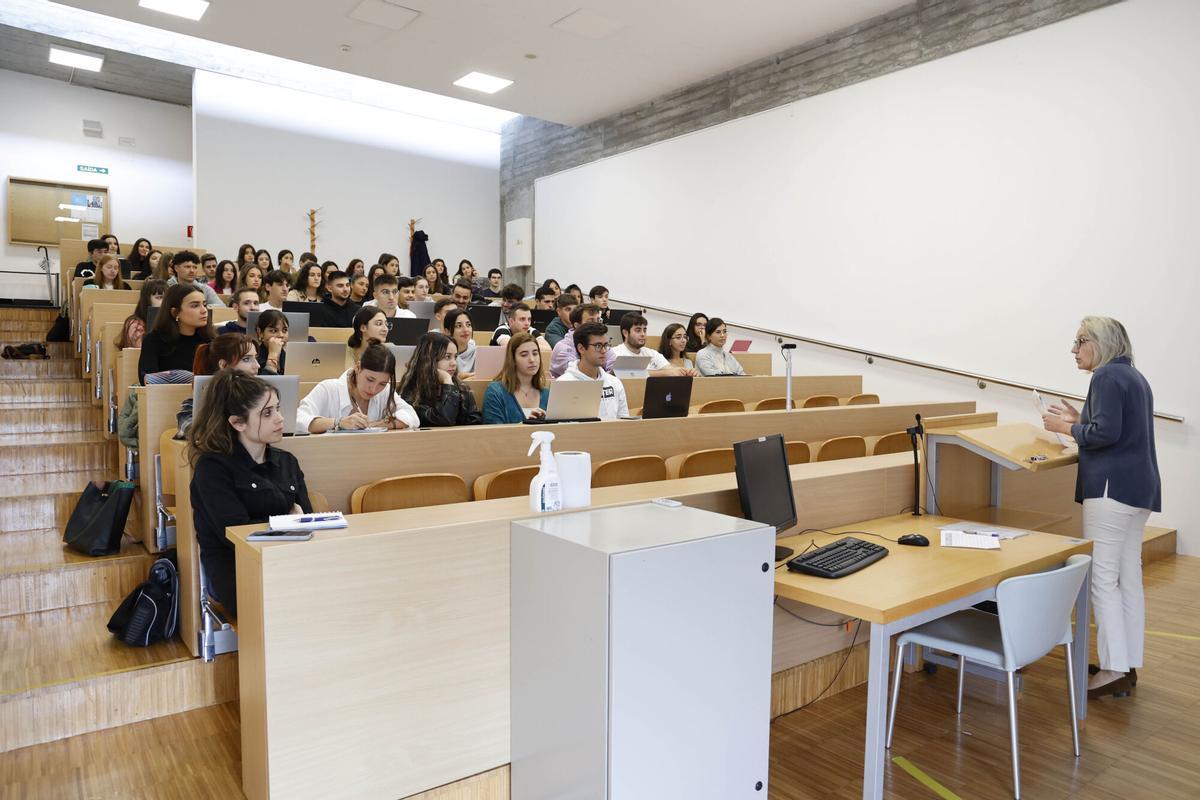 PRIMER DIA DE CLASE DEL CURSO 2022-2023 EN LA UNIVERSIDAD DE VIGO. EN IMAGEN, ALUMNOS EN UN AULA DE LA FACULTADE DE CIENCIAS XURIDICAS E DO TRABALLO. CLASE. ESTUDIANTES. FACULTAD. CIENCIAS JURIDICAS Y DEL TRABAJO. PRIMER DIA. INICIO