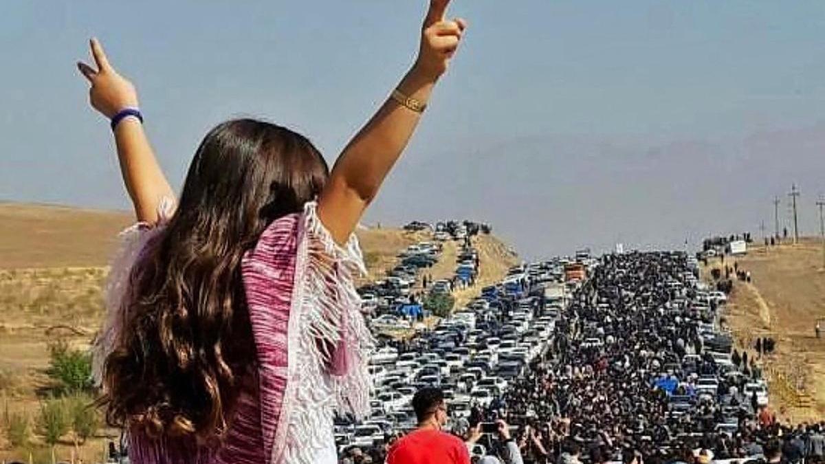 ientos de manifestantes marchan hacia el cementerio de Saqqez para rendir homenaje ante la tumba de Mahsa Amini, este miércoles.