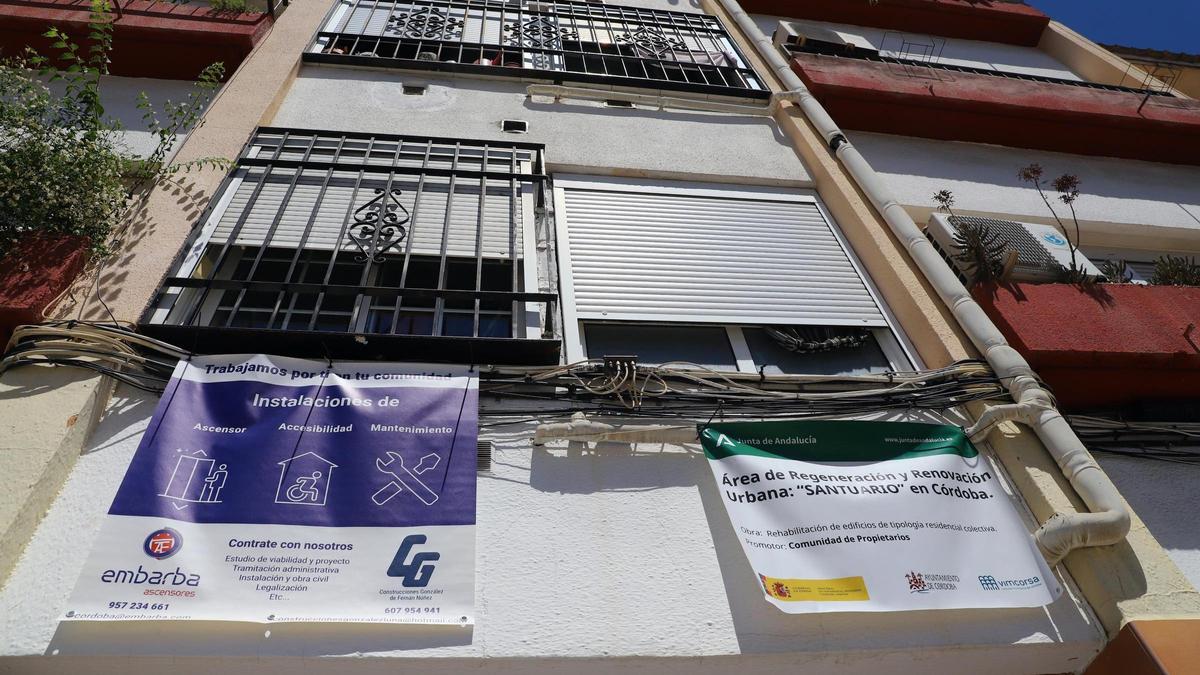 Obras de colocación de ascensores en el barrio del Santuario.