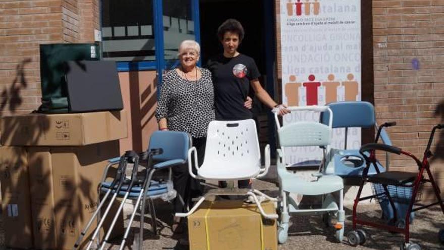 La presidenta d&#039;Oncolliga Girona, Lluïsa Ferrer, i Andreu Cufí, amb el material.