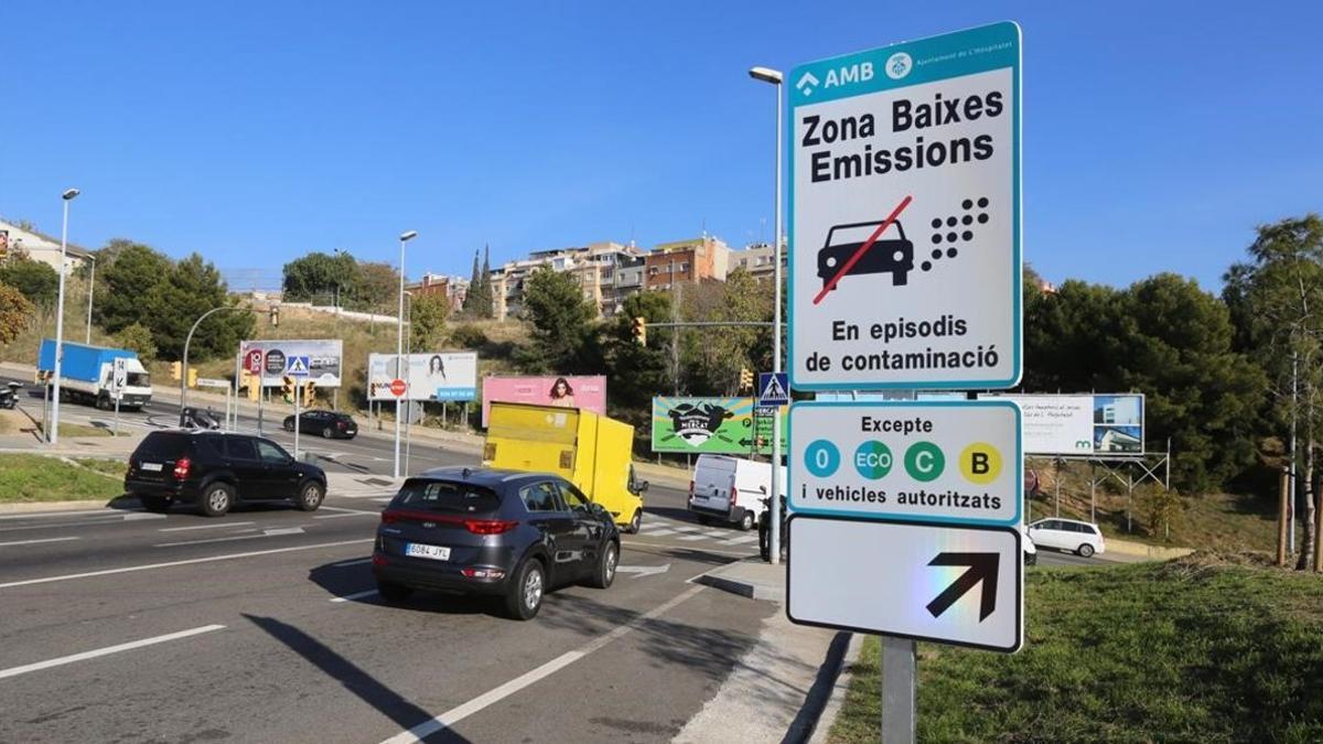 Una de las señales que alerta del veto a los coches más contaminantes en los días de elevada polución.