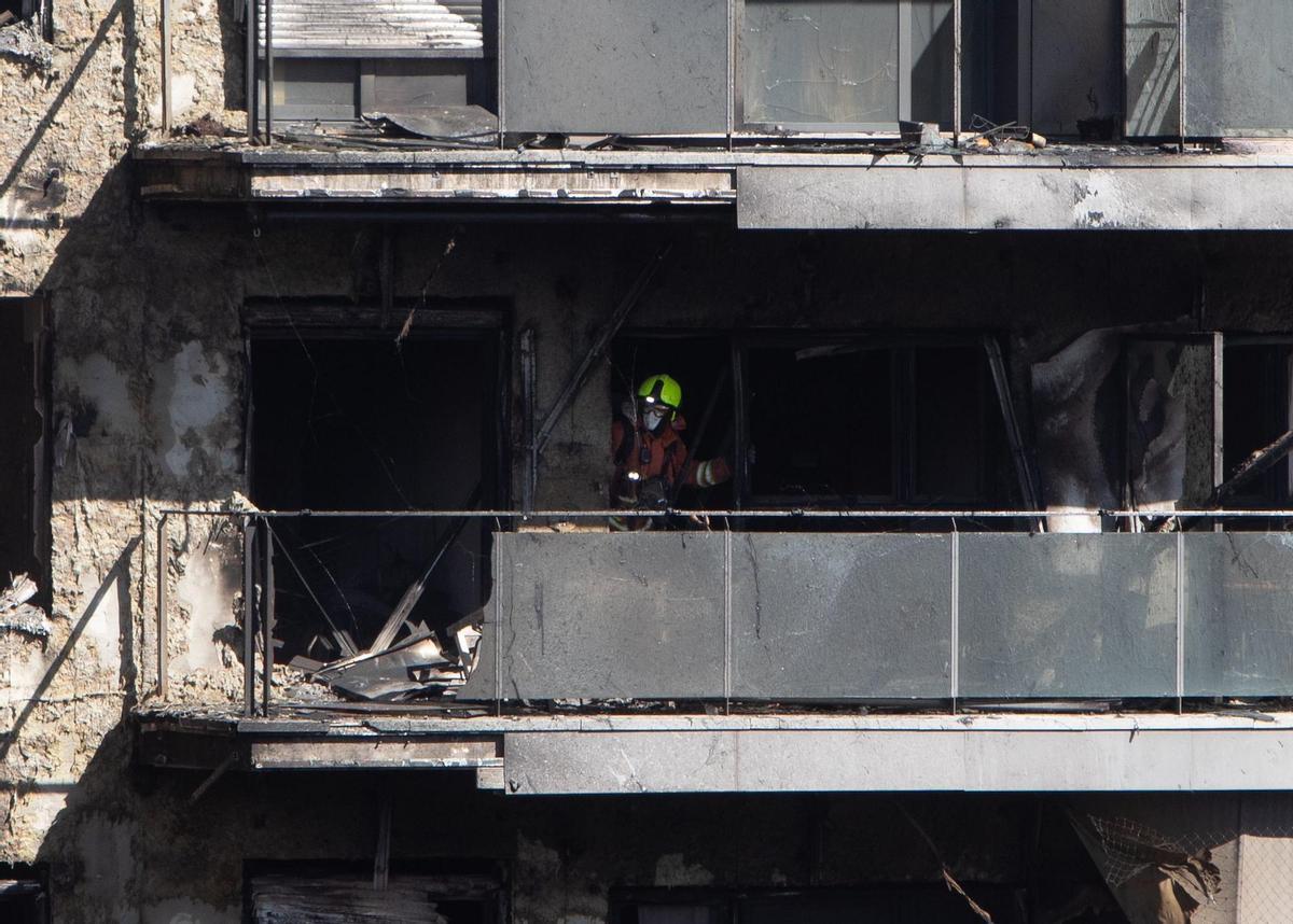 El heroico trabajo de los bomberos en el incendio de Valencia, en imágenes