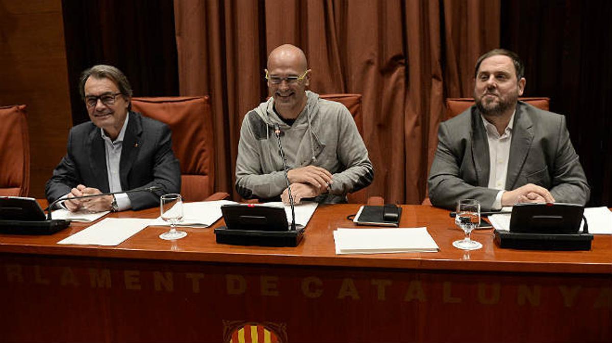 El president de la Generalitat, Artur Mas, el cap de llista de Junts pel Sí, Raül Romeva, i el líder d’ERc, Oriol Junqueras, han celebrat la primera reunió del grup parlamentari l’1 d’octubre. 