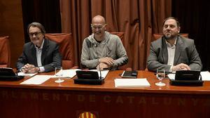 El president de la Generalitat, Artur Mas, el cap de llista de Junts pel Sí, Raül Romeva, i el líder d’ERc, Oriol Junqueras, han celebrat la primera reunió del grup parlamentari l’1 d’octubre. 
