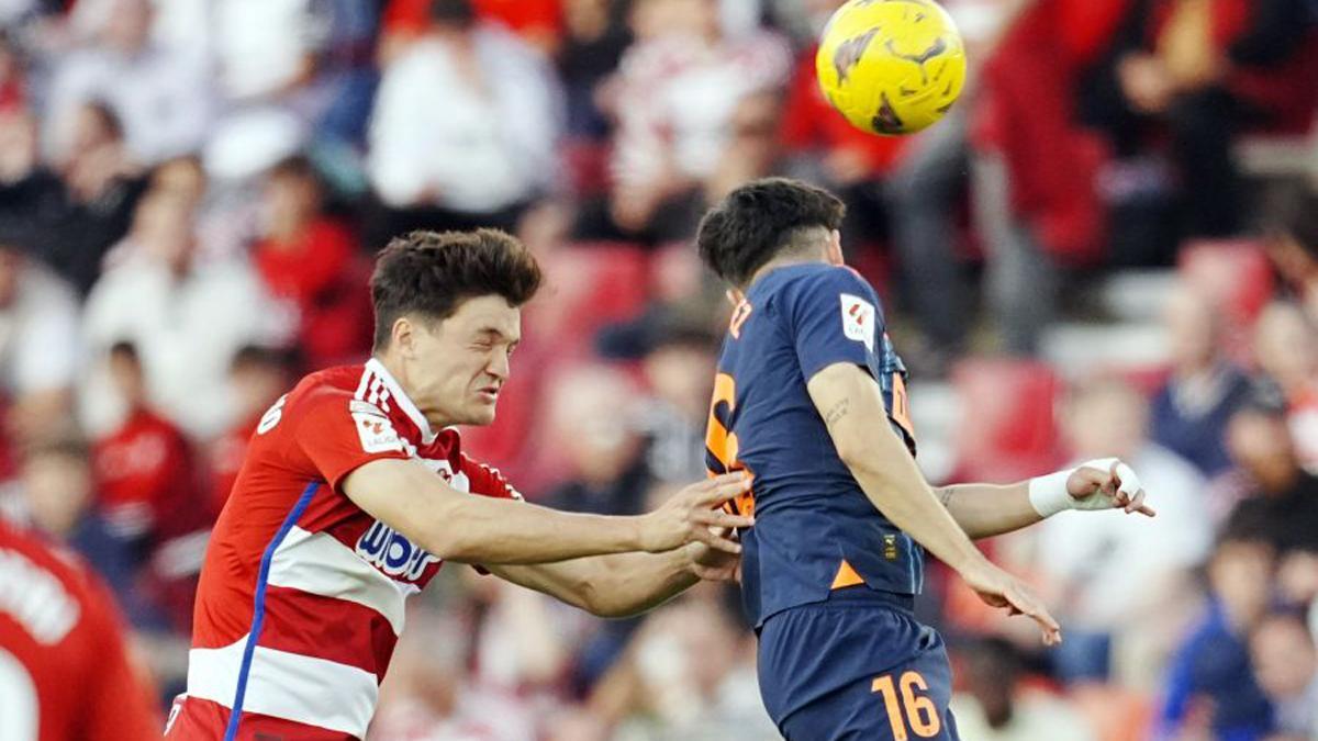 Diego López, rematando de cabeza ante el Granada