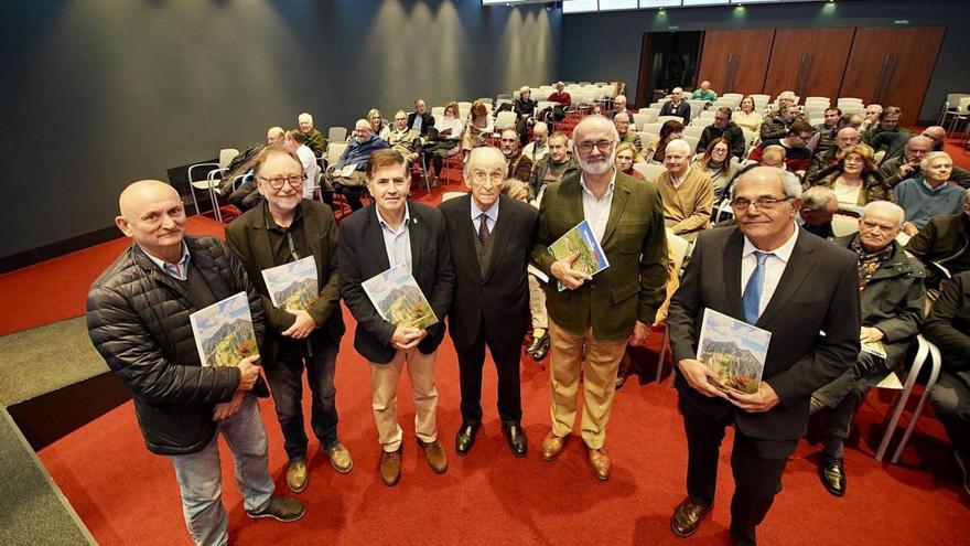 Por la izquierda, Roberto Fernández, Ánxel Fernández, Santos Nicolás, Juan de Lillo, Pío Díaz de Tuesta y Carlos del Cano, ayer, en el Club Prensa Asturiana. | Diego Fernández