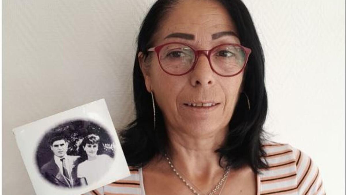 Josefa Villanueva, mujer que busca a su madre de Picassent con la única foto que tiene de sus padres.
