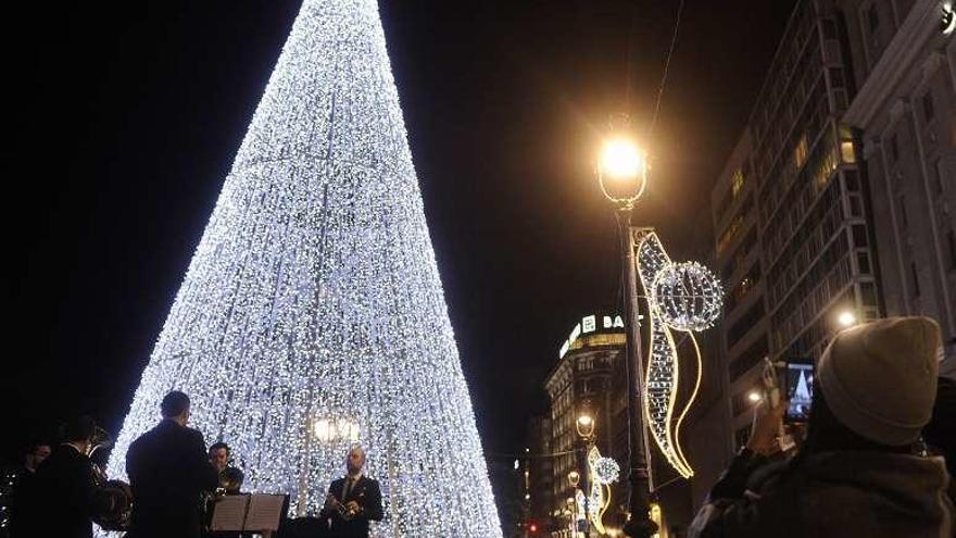 Árbol de Navidad iluminado en el Obelisco en 2014.