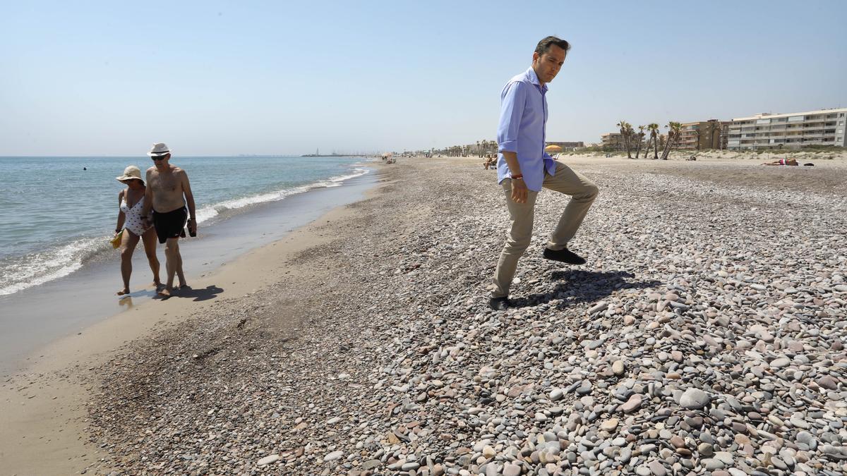 El alcalde Pere Antoni muestra la piedra acumulada.