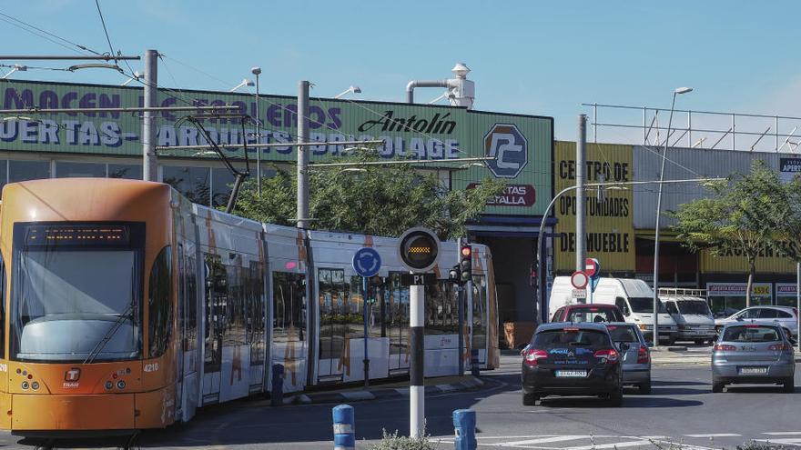 Media hora cortada la Línea 2 al encontrarse el tranvía con un hombre dormido en la vía