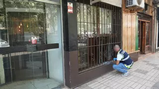 Roban en un bar y se llevan la caja: los dueños se cruzaron con el ladrón