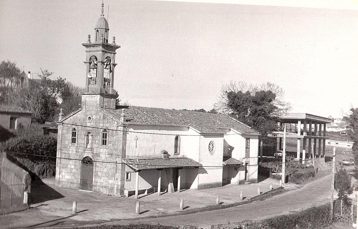 Igrexa de San Lourenzo de Verdillo e, detrás, a estrutura do actual centro social.