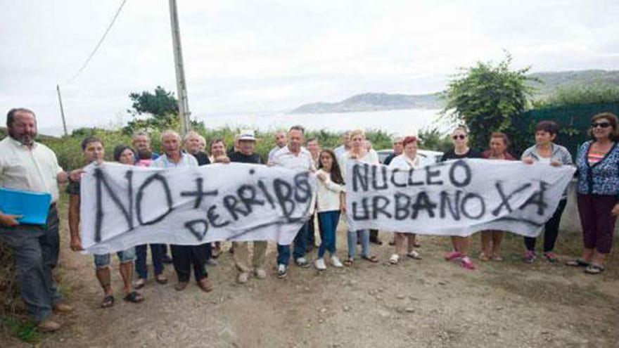 Vecinos del Portiño de Suevos, durante una concentración para reclamar la legalización de sus casas.