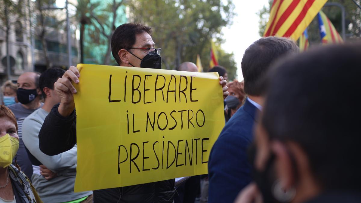 Manifestació a Barcelona en contra de la detenció de Carles Puigdemont a Itàlia