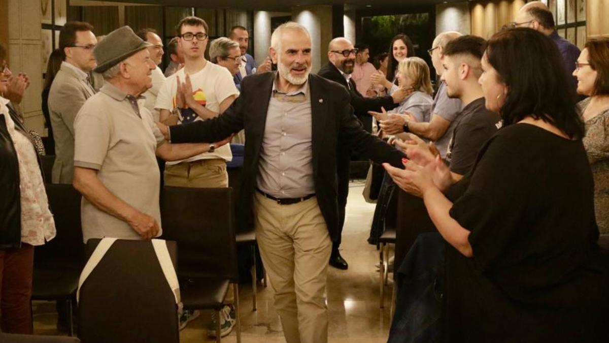El candidat de Cs, Carlos Carrizosa, i el seu cap de campanya, Jordi Cañas, saluden simpatitzant durant un acte de campanya