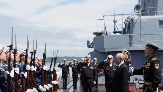 Putin visita el creuer llançamíssils Varyag a l’illa Sakhalín.El president de Rússia, Vladímir Putin (esquerra), visita el creuer llançamíssils de l’Armada russa ‘Varyag’ a l’illa de Sajalinsk. | GAVRIIL GRIGOROV / ZUMA PRESS