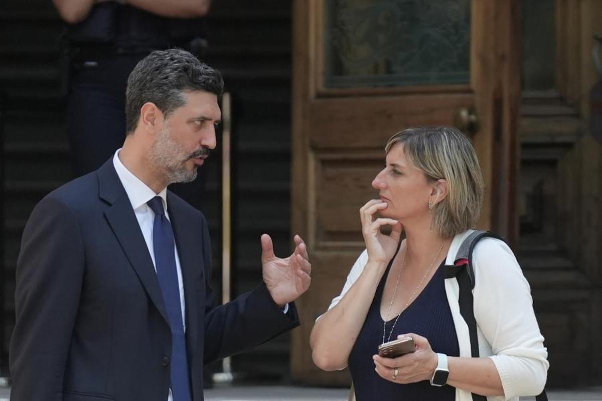 La exconsellera de Salud, Alba Vergés, y su abogado Mariano Bergés, a su llegada a la Audiencia de Barcelona para el juicio por la vacunación policial.