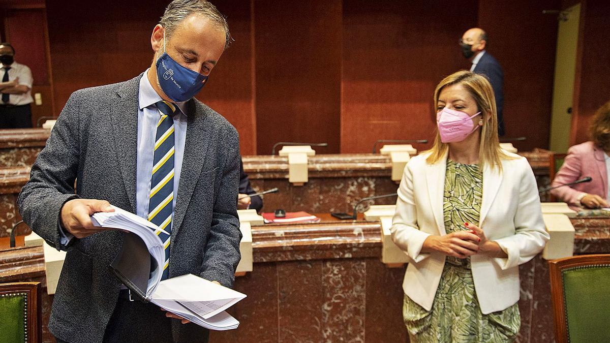 Javier Celdrán muestra un documento a la diputada María Dolores Valcárcel | IVÁN URQUÍZAR